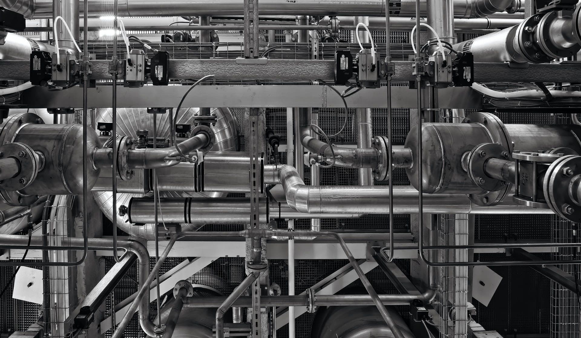 Industriële leidingen en ventielen, zwart-witfoto